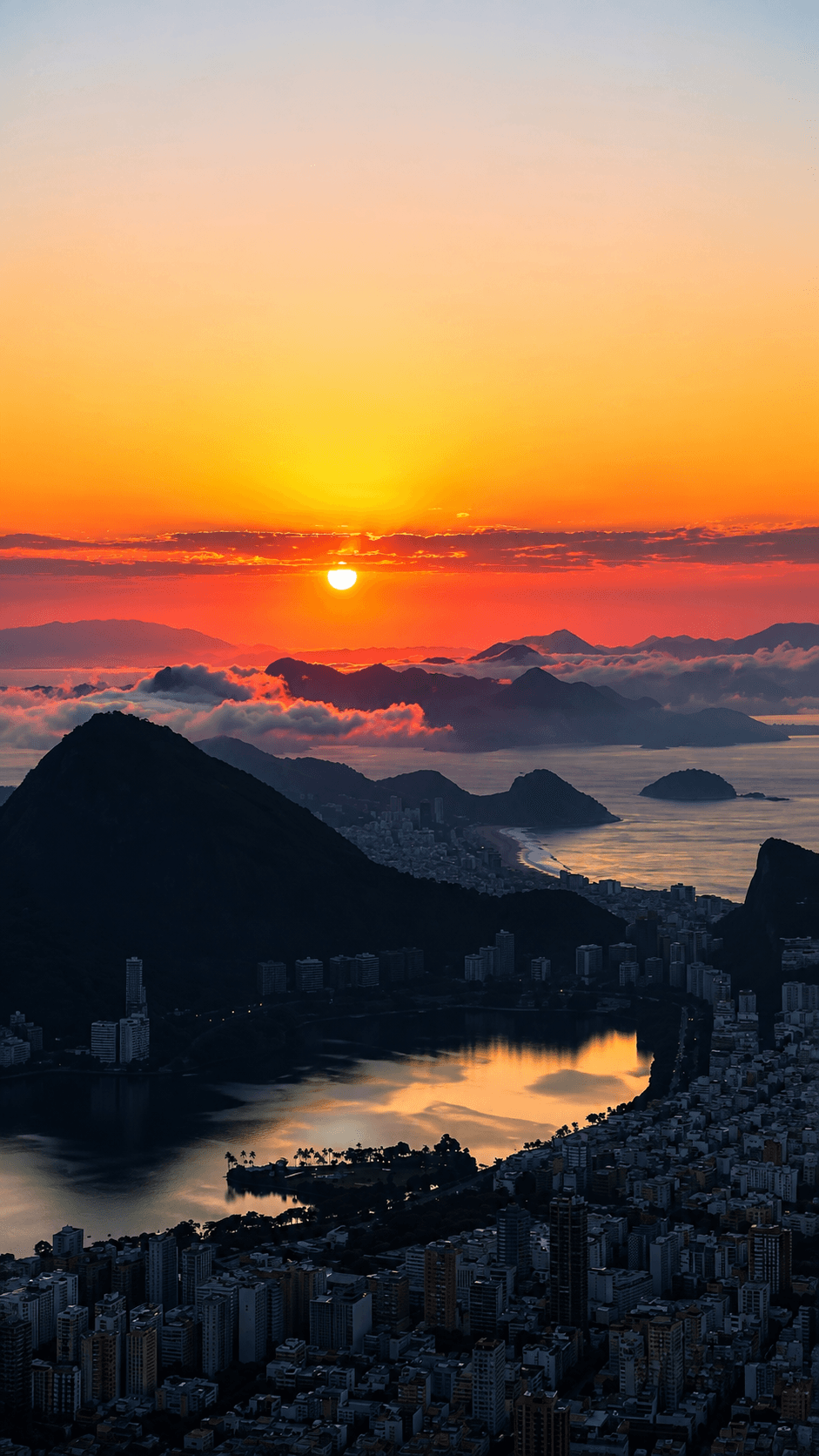 Nascer do sol visto do topo do Morro Dois Irmãos