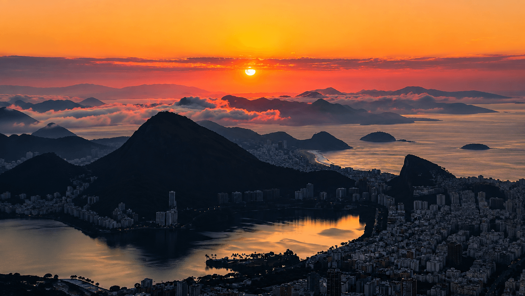 Nascer do sol visto do topo do Morro Dois Irmãos