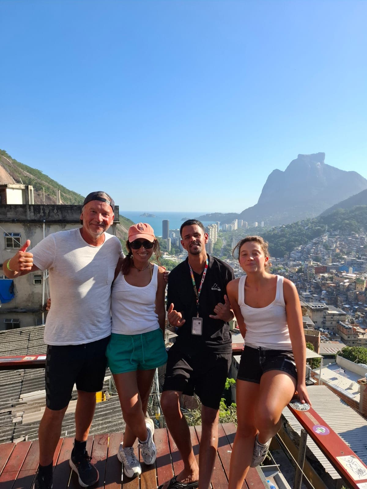 Guia e turistas em mirante com vista para a Pedra da Gávea